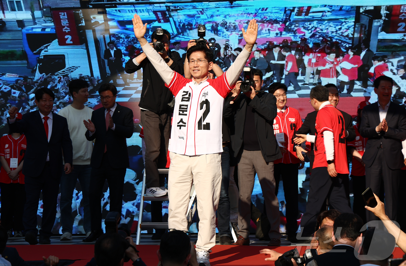 (대구=뉴스1) 김민지 기자 = 제21대 대통령 선거 공식 선거운동 첫날인 12일 김문수 국민의힘 대통령 후보가 대구 중구 서문시장에서 지지를 호소하고 있다. 2025.5.12/뉴 …