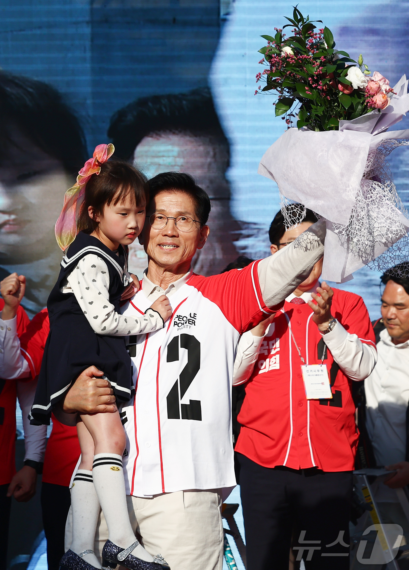 (대구=뉴스1) 김민지 기자 = 제21대 대통령 선거 공식 선거운동 첫날인 12일 김문수 국민의힘 대통령 후보가 대구 중구 서문시장에서 지지를 호소하고 있다. 2025.5.12/뉴 …