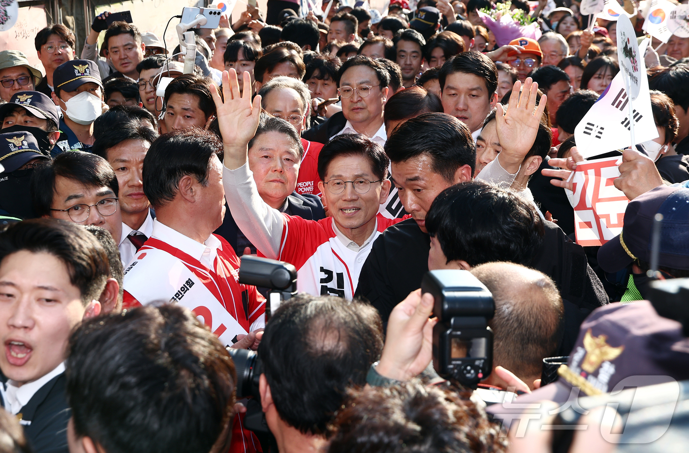 (대구=뉴스1) 김민지 기자 = 제21대 대통령 선거 공식 선거운동 첫날인 12일 김문수 국민의힘 대통령 후보가 대구 중구 서문시장에서 지지를 호소하고 있다. 2025.5.12/뉴 …