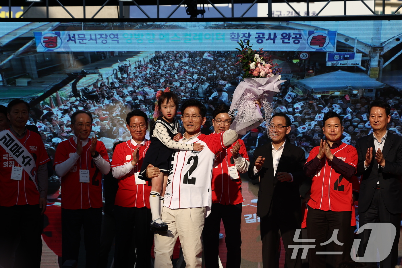 (대구=뉴스1) 김민지 기자 = 제21대 대통령 선거 공식 선거운동 첫날인 12일 김문수 국민의힘 대통령 후보가 대구 중구 서문시장에서 지지를 호소하고 있다. 2025.5.12/뉴 …