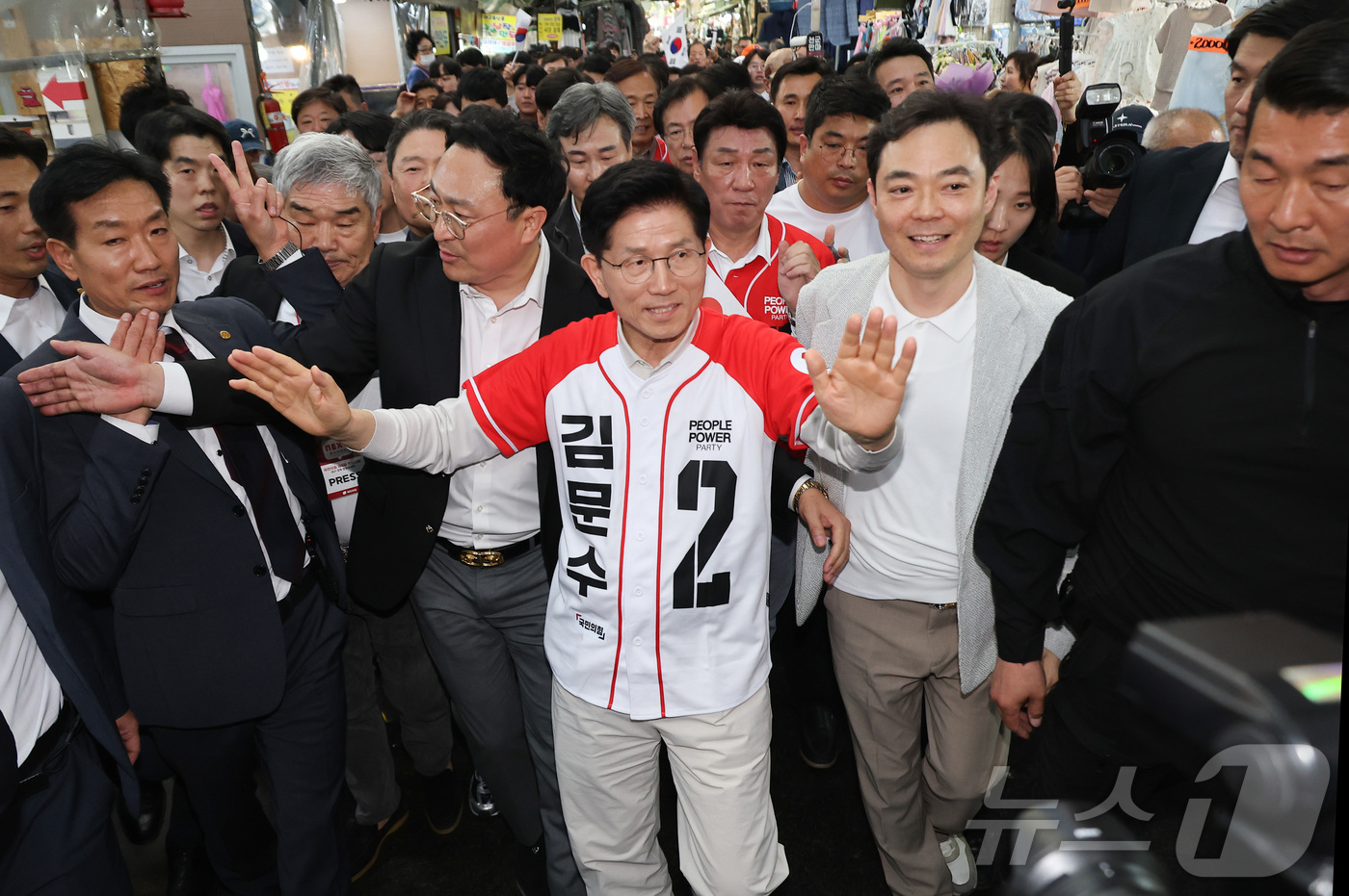 (대구=뉴스1) 김민지 기자 = 제21대 대통령 선거 공식 선거운동 첫날인 12일 김문수 국민의힘 대통령 후보가 대구 중구 서문시장에서 지지를 호소하고 있다. (공동취재) 2025 …