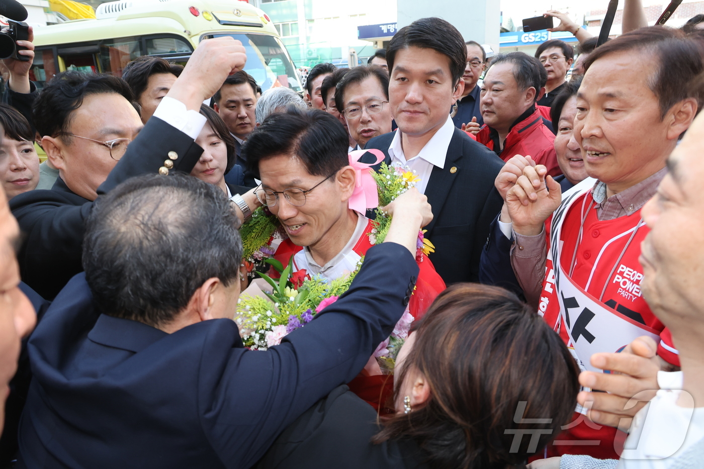 (대구=뉴스1) 김민지 기자 = 김문수 국민의힘 대통령 후보가 공식 선거운동 첫날인 12일 대구 서문시장을 방문해 꽃목걸이를 받고 있다. (공동취재) 2025.5.12/뉴스1