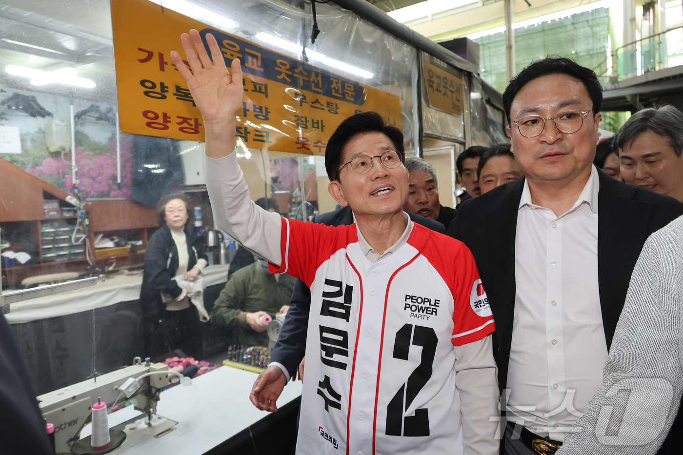 (대구=뉴스1) 김민지 기자 = 김문수 국민의힘 대통령 후보가 공식 선거운동 첫날인 12일 대구 서문시장을 방문해 상인들에게 인사하고 있다. (공동취재) 2025.5.12/뉴스1