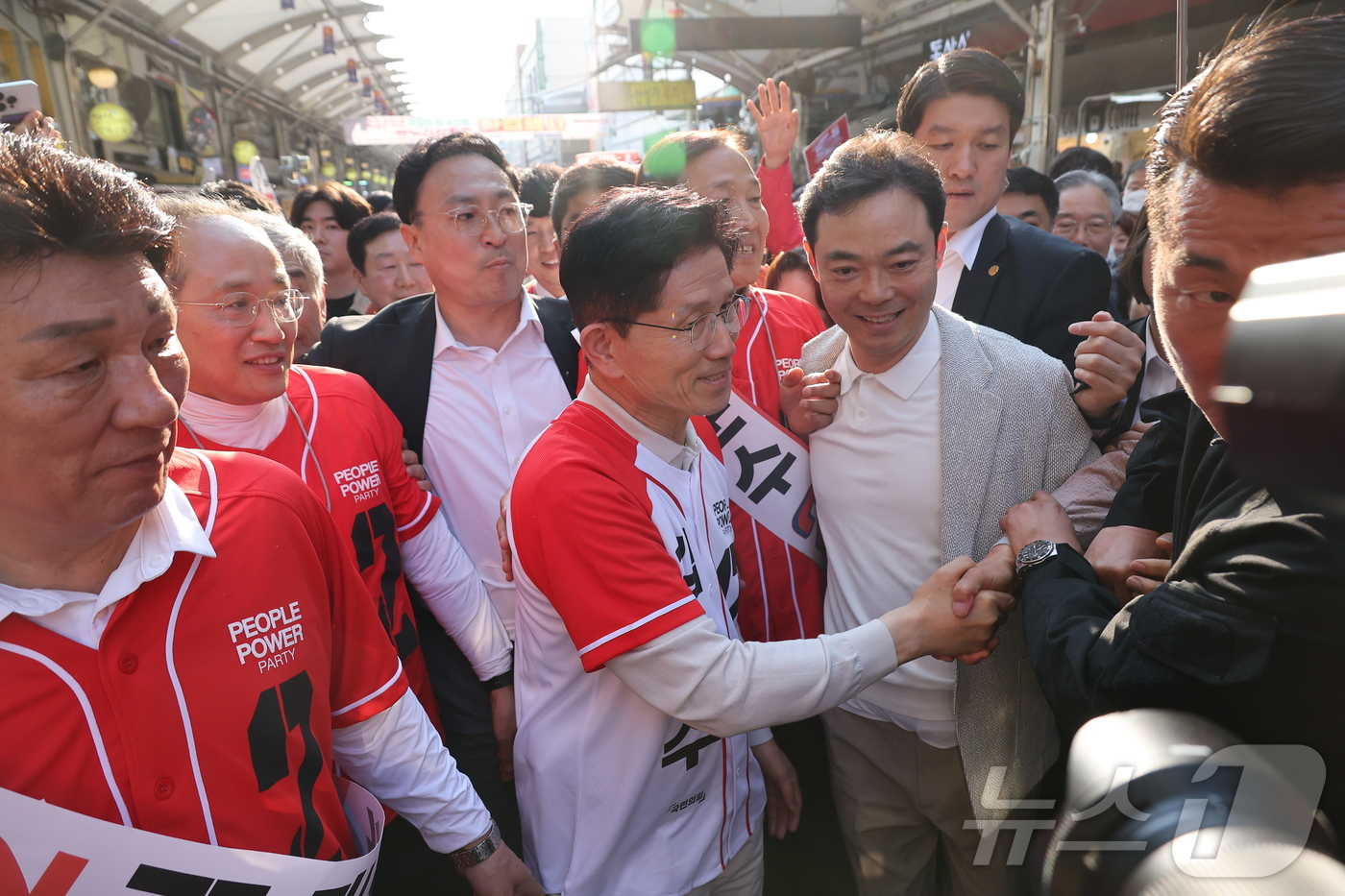 (대구=뉴스1) 김민지 기자 = 김문수 국민의힘 대통령 후보가 공식 선거운동 첫날인 12일 대구 서문시장을 방문해 상인 등과 인사를 나누고 있다. (공동취재) 2025.5.12/뉴 …
