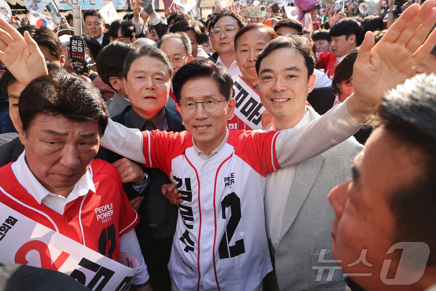 (대구=뉴스1) 김민지 기자 = 김문수 국민의힘 대통령 후보가 공식 선거운동 첫날인 12일 대구 서문시장을 방문해 상인들에게 인사하고 있다. (공동취재) 2025.5.12/뉴스1