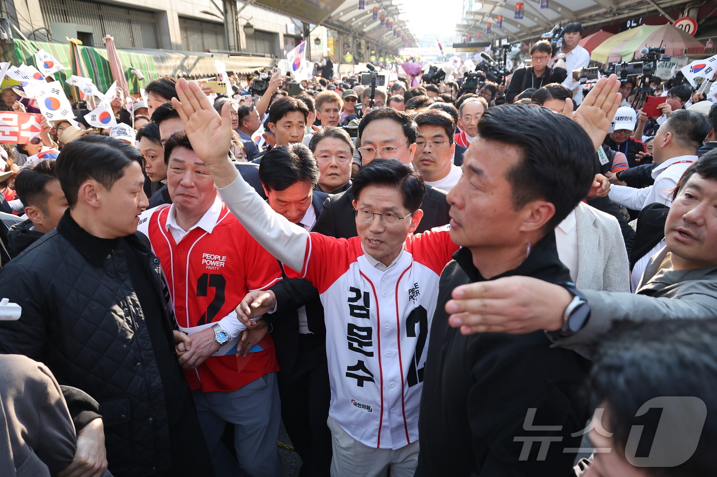 (대구=뉴스1) 김민지 기자 = 김문수 국민의힘 대통령 후보가 공식 선거운동 첫날인 12일 대구 서문시장을 방문해 상인들에게 인사하고 있다. (공동취재) 2025.5.12/뉴스1