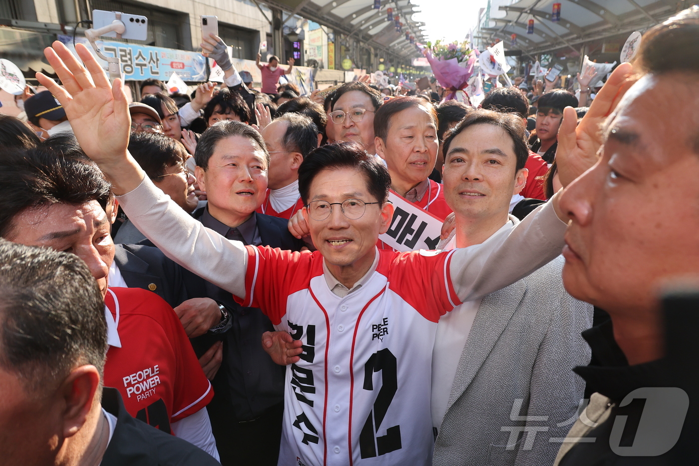 (대구=뉴스1) 김민지 기자 = 김문수 국민의힘 대통령 후보가 공식 선거운동 첫날인 12일 대구 서문시장을 방문해 상인들에게 인사하고 있다. (공동취재) 2025.5.12/뉴스1