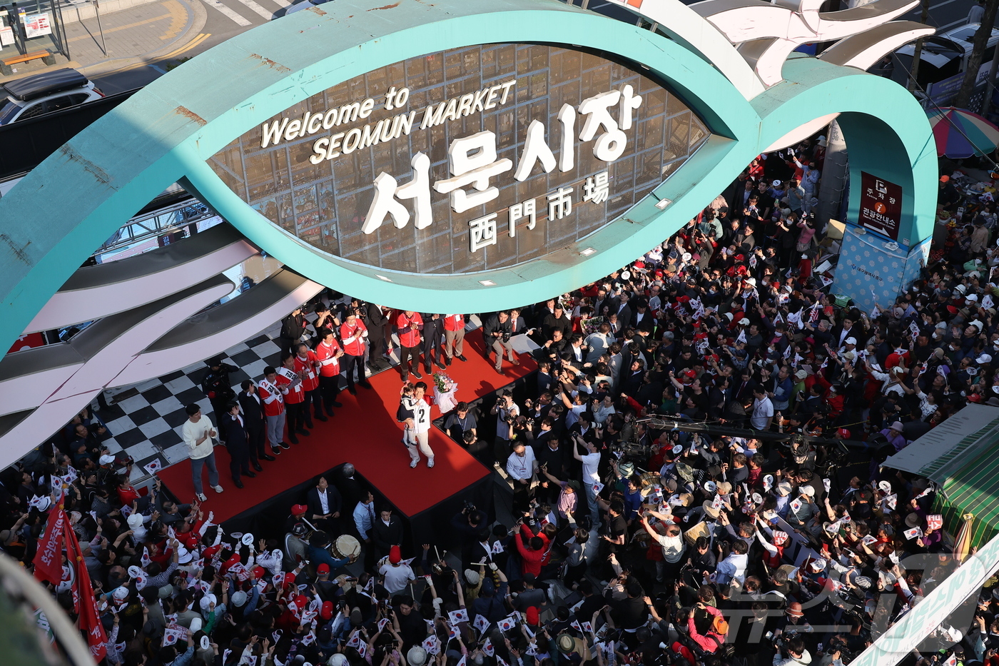 (대구=뉴스1) 김민지 기자 = 김문수 국민의힘 대통령 후보가 공식 선거운동 첫날인 12일 대구 서문시장을 방문해 지지를 호소하고 있다. (공동취재) 2025.5.12/뉴스1