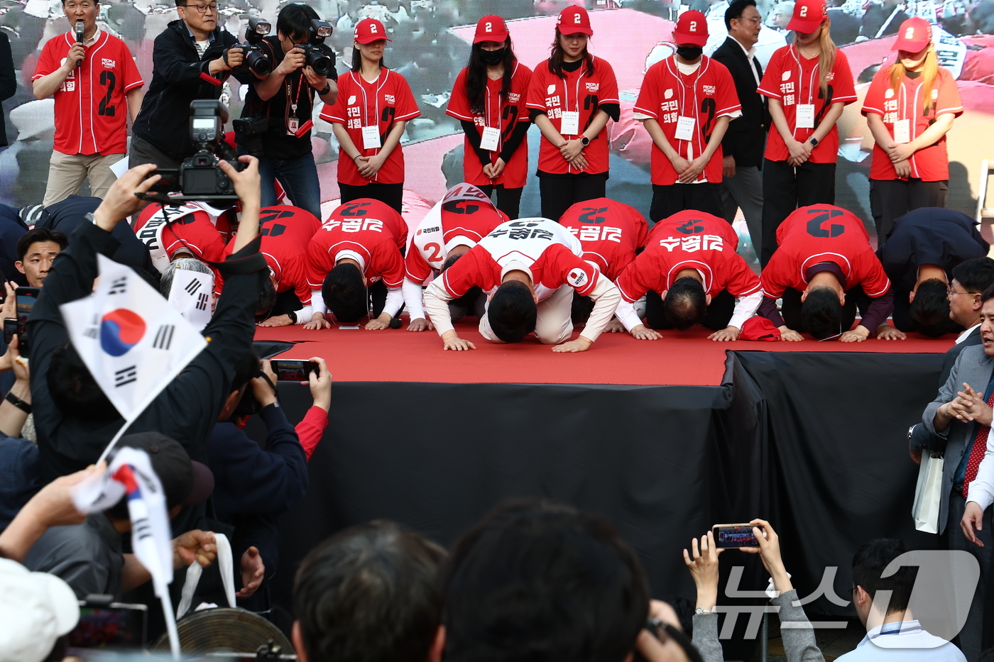 (대구=뉴스1) 김민지 기자 = 제21대 대통령 선거 공식 선거운동 첫날인 12일 김문수 국민의힘 대통령 후보가 대구 중구 서문시장에서 큰절을 하며 지지를 호소하고 있다. 2025 …