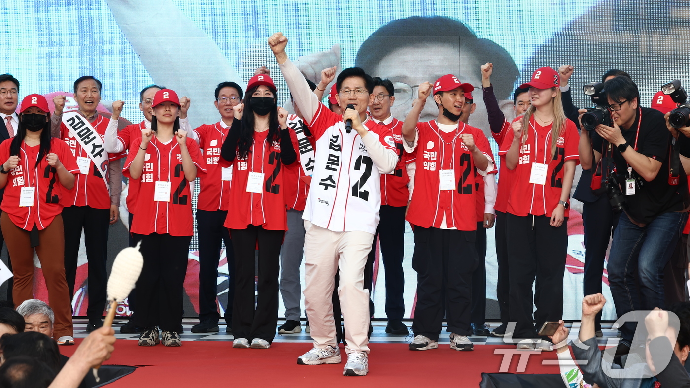 (대구=뉴스1) 김민지 기자 = 김문수 국민의힘 대통령 후보가 제21대 대통령 선거 공식 선거운동 첫 날인 12일 대구 중구 서문시장에서 지지를 호소하고 있다.