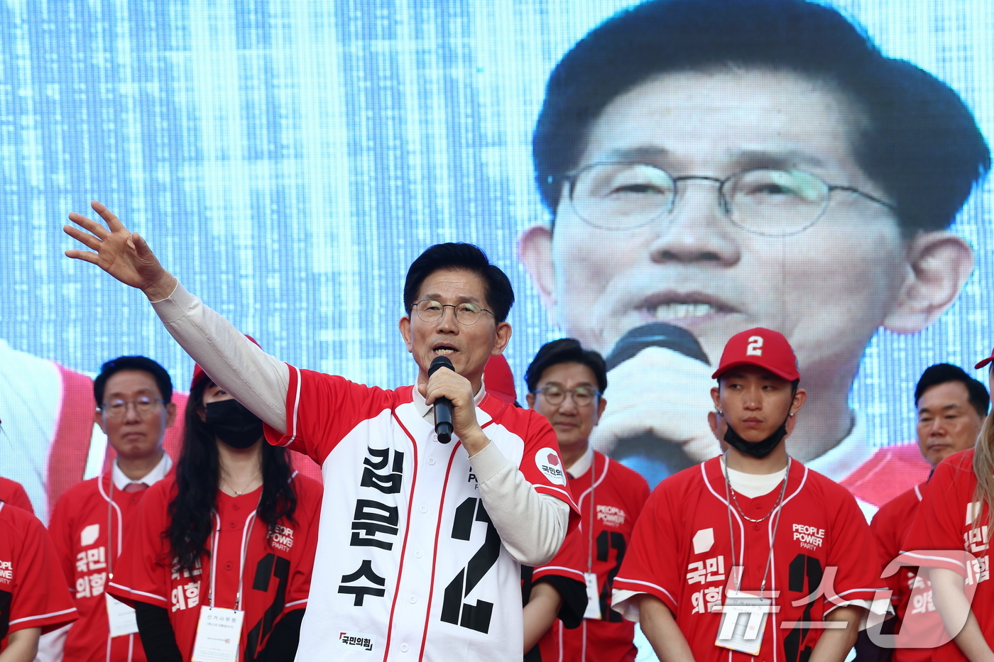 (대구=뉴스1) 김민지 기자 = 김문수 국민의힘 대통령 후보가 공식 선거운동 첫날인 12일 대구 서문시장을 방문해 상인들에게 인사하고 있다.  2025.5.12/뉴스1