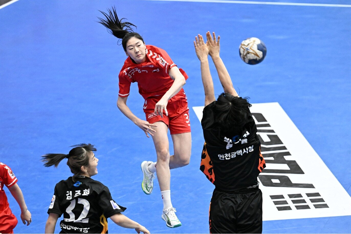 본문 이미지 - 여자 핸드볼 신인상 정지인(오른쪽)(KOHA 제공) 