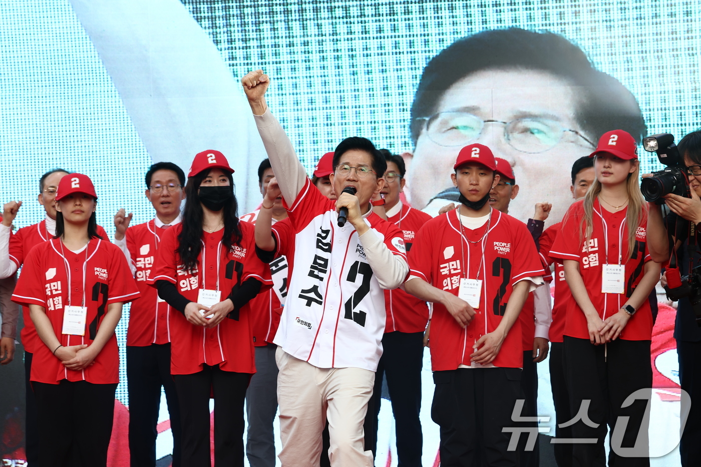 (대구=뉴스1) 김민지 기자 = 김문수 국민의힘 대통령 후보가 공식 선거운동 첫날인 12일 대구 서문시장을 방문해 상인들에게 인사하고 있다.  2025.5.12/뉴스1
