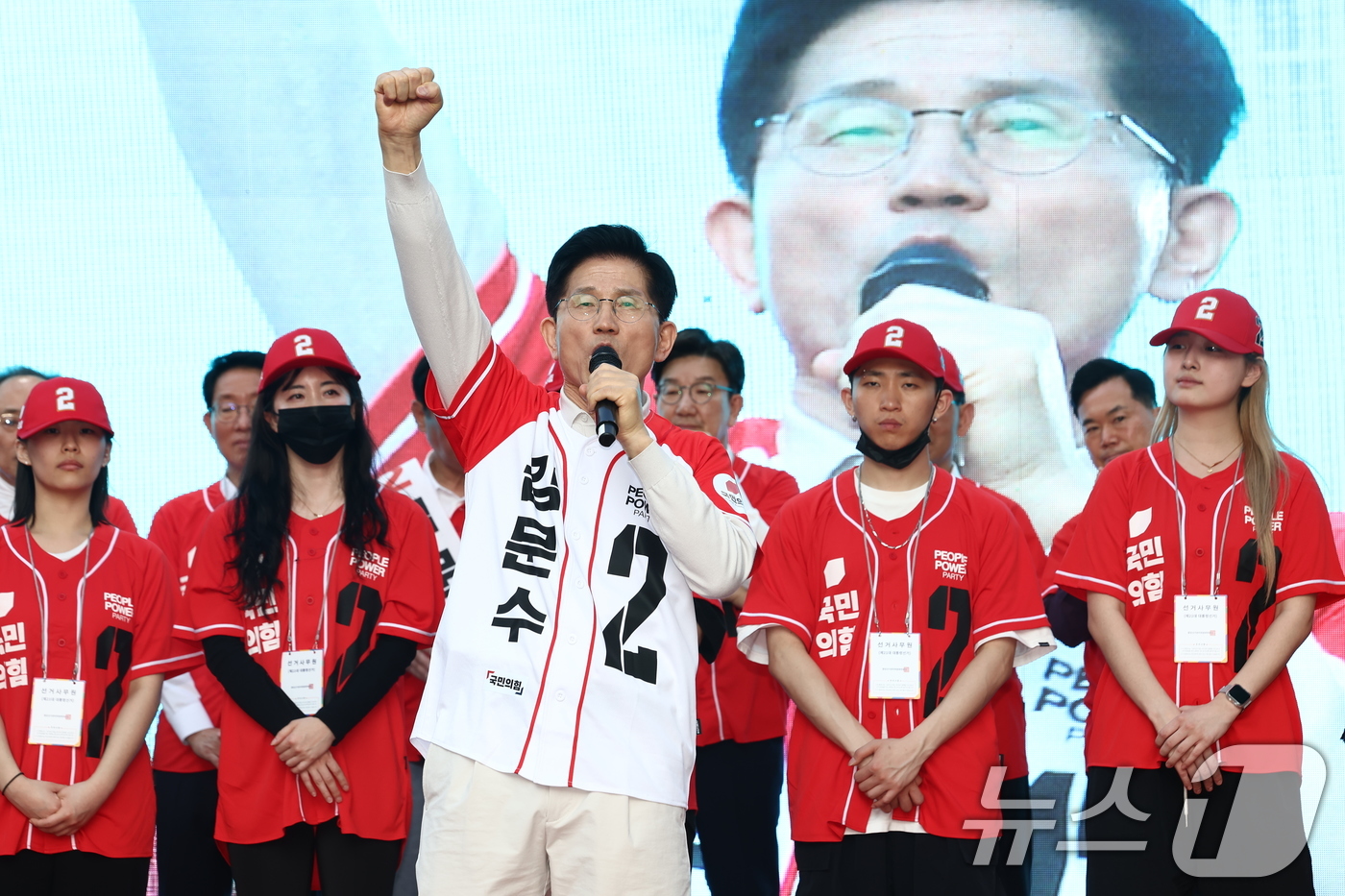 (대구=뉴스1) 김민지 기자 = 김문수 국민의힘 대통령 후보가 제21대 대통령 선거 공식 선거운동 첫 날인 12일 대구 중구 서문시장에서 지지를 호소하고 있다. 2025.5.12/ …