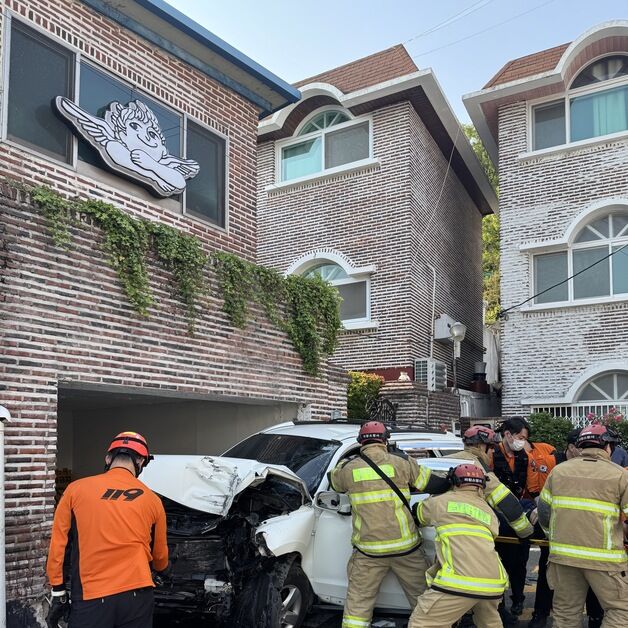 창원서 SUV 주택 담벼락 돌진…70대 운전자 심정지 병원 이송