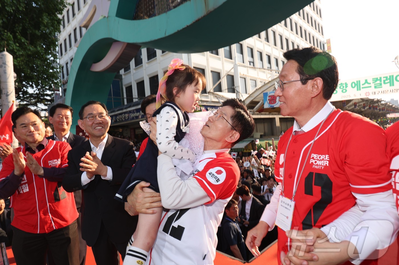 (대구=뉴스1) 김민지 기자 = 김문수 국민의힘 대통령 후보가 제21대 대통령 선거 공식 선거운동 첫 날인 12일 대구 중구 서문시장에서 어린이를 안고 있다. (공동취재) 2025 …