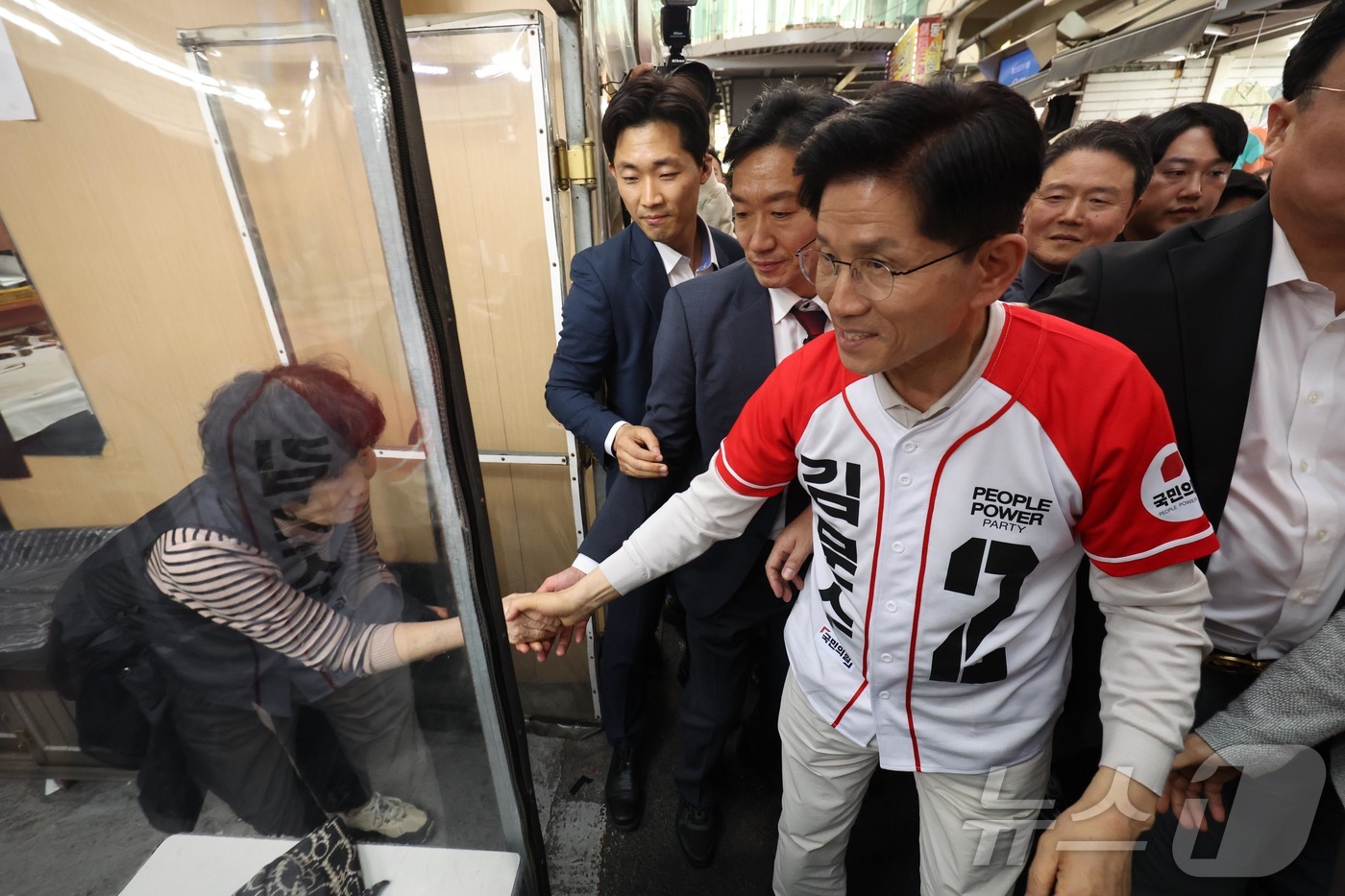 (대구=뉴스1) 김민지 기자 = 김문수 국민의힘 대통령 후보가 제21대 대통령 선거 공식 선거운동 첫 날인 12일 대구 중구 서문시장에서 상인과 악수하고 있다. (공동취재) 202 …