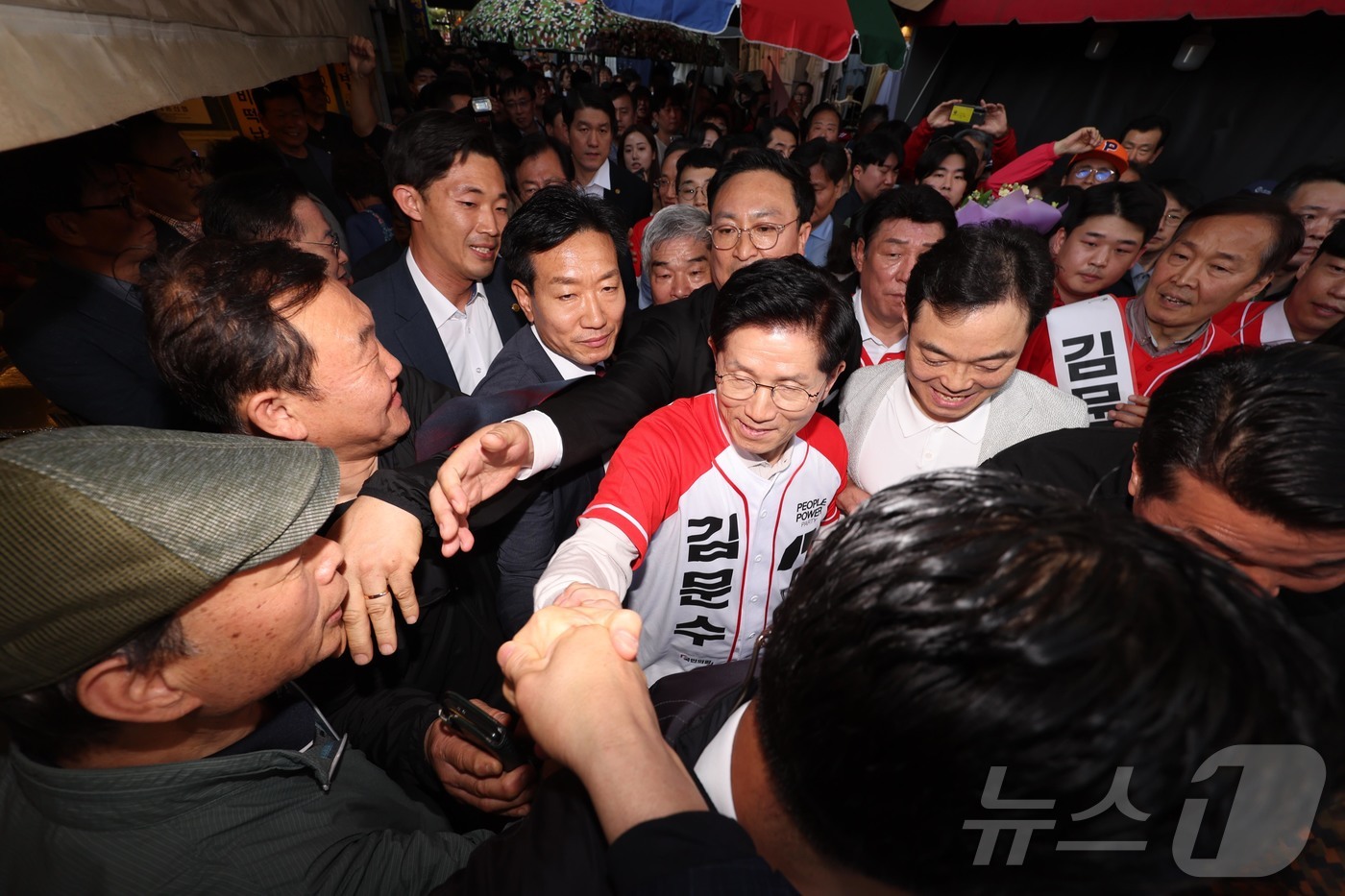 (대구=뉴스1) 김민지 기자 = 김문수 국민의힘 대통령 후보가 제21대 대통령 선거 공식 선거운동 첫 날인 12일 대구 중구 서문시장에서 시민들과 인사하고 있다. (공동취재) 20 …