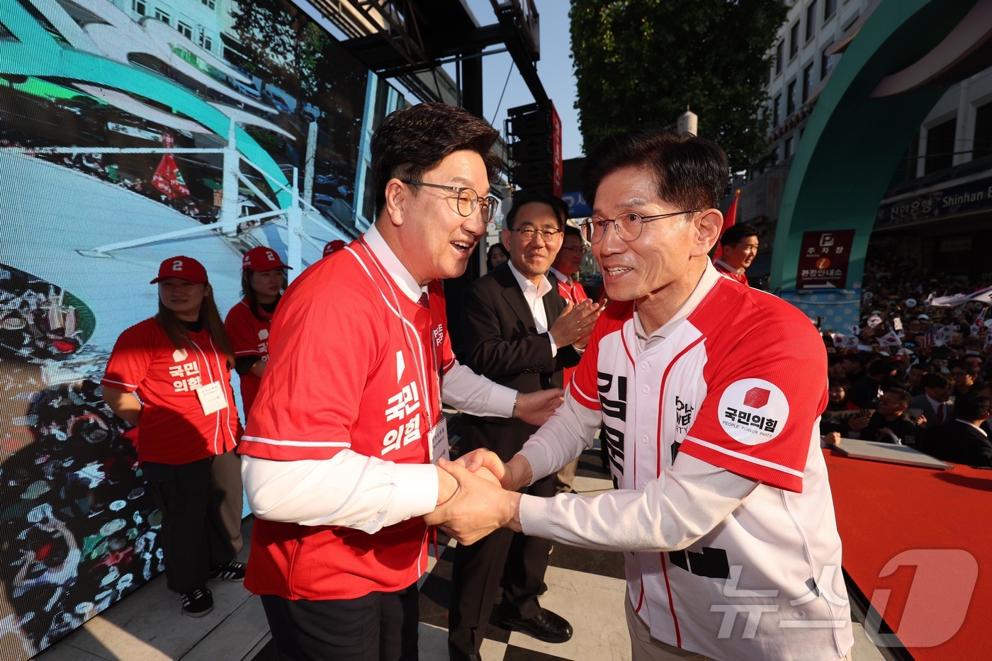 (대구=뉴스1) 김민지 기자 = 김문수 국민의힘 대통령 후보가 제21대 대통령 선거 공식 선거운동 첫 날인 12일 대구 중구 서문시장에서 권성동 공동선대위원장과 인사하고 있다. ( …