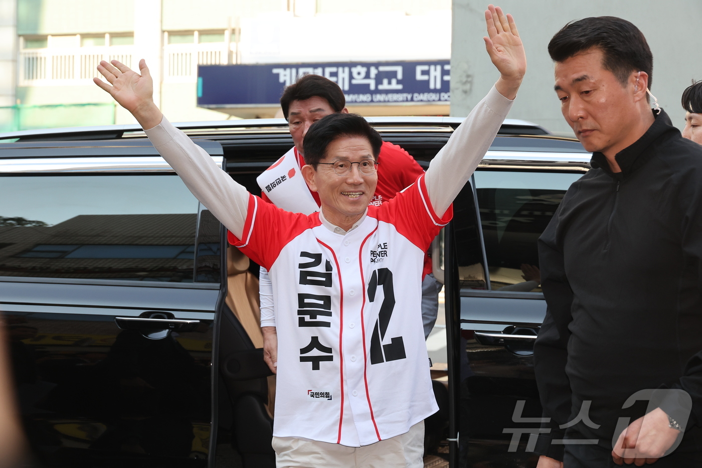 (대구=뉴스1) 김민지 기자 = 김문수 국민의힘 대통령 후보가 제21대 대통령 선거 공식 선거운동 첫 날인 12일 대구 중구 서문시장에서 지지를 호소하고 있다. (공동취재) 202 …