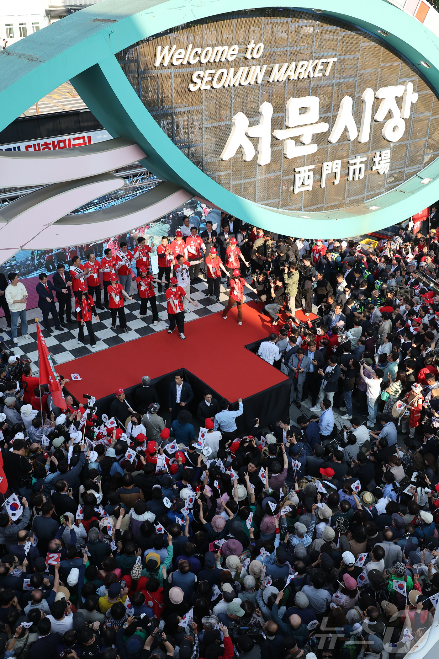 (대구=뉴스1) 김민지 기자 = 김문수 국민의힘 대통령 후보가 제21대 대통령 선거 공식 선거운동 첫 날인 12일 대구 중구 서문시장에서 지지를 호소하고 있다. (공동취재) 202 …