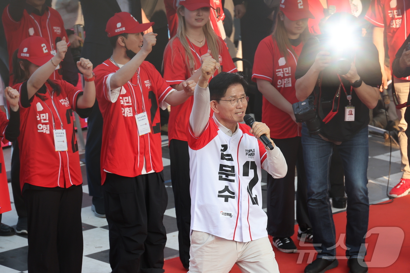 (대구=뉴스1) 김민지 기자 = 김문수 국민의힘 대통령 후보가 제21대 대통령 선거 공식 선거운동 첫 날인 12일 대구 중구 서문시장에서 지지를 호소하고 있다. (공동취재) 202 …