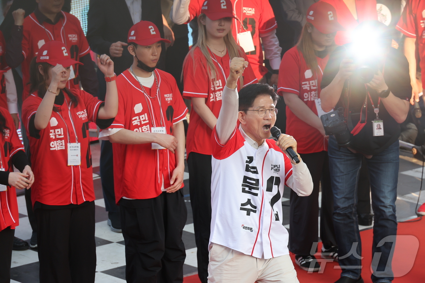 (대구=뉴스1) 김민지 기자 = 김문수 국민의힘 대통령 후보가 제21대 대통령 선거 공식 선거운동 첫 날인 12일 대구 중구 서문시장에서 지지를 호소하고 있다. (공동취재) 202 …