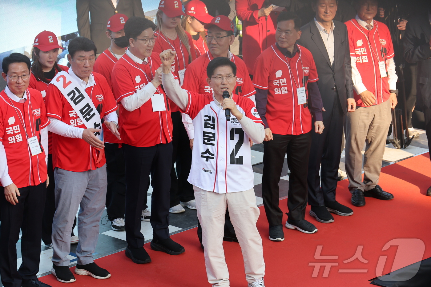 (대구=뉴스1) 김민지 기자 = 김문수 국민의힘 대통령 후보가 제21대 대통령 선거 공식 선거운동 첫 날인 12일 대구 중구 서문시장에서 지지를 호소하고 있다. (공동취재) 202 …