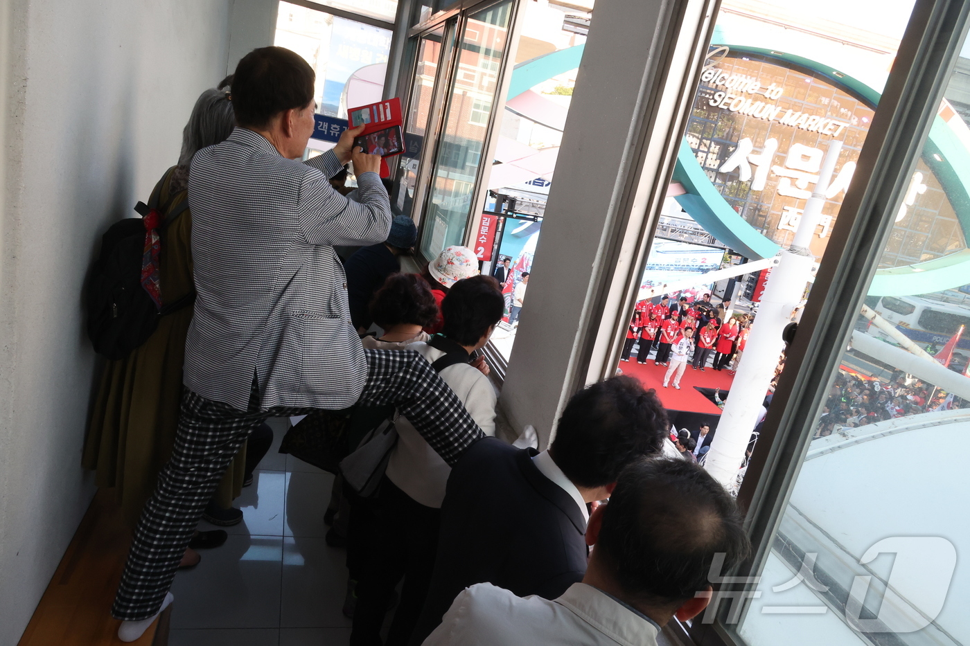 (대구=뉴스1) 김민지 기자 = 시민들이 12일 대구 중구 서문시장에서 김문수 국민의힘 대선 후보의 유세를 지켜보고 있다. (공동취재)  2025.5.12/뉴스1