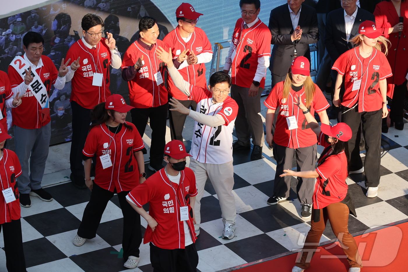 (대구=뉴스1) 김민지 기자 = 김문수 국민의힘 대통령 후보가 제21대 대통령 선거 공식 선거운동 첫 날인 12일 대구 중구 서문시장에서 지지를 호소하고 있다. (공동취재) 202 …