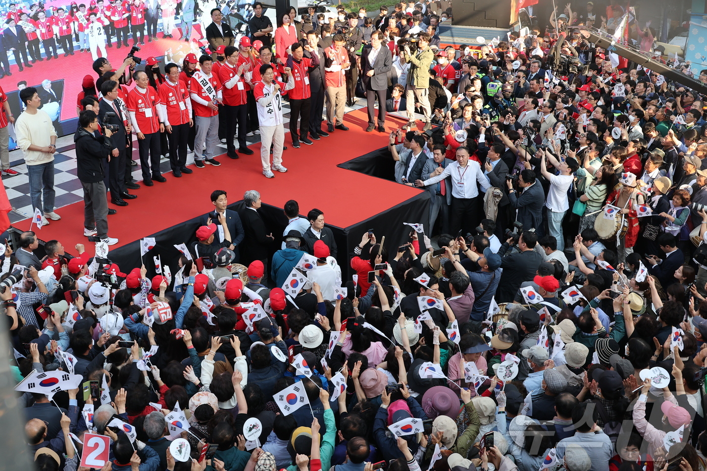 (대구=뉴스1) 김민지 기자 = 김문수 국민의힘 대통령 후보가 제21대 대통령 선거 공식 선거운동 첫 날인 12일 대구 중구 서문시장에서 지지를 호소하고 있다. (공동취재) 202 …
