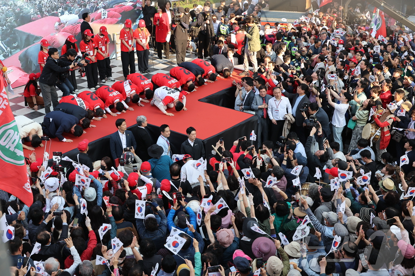 (대구=뉴스1) 김민지 기자 = 김문수 국민의힘 대통령 후보가 제21대 대통령 선거 공식 선거운동 첫 날인 12일 대구 중구 서문시장에서 지지를 호소하며 큰 절을 하고 있다. (공 …