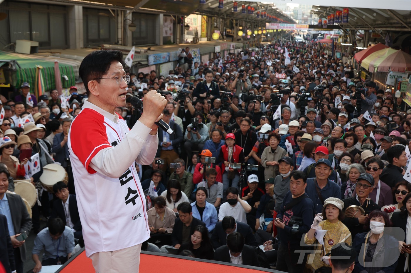 (대구=뉴스1) 김민지 기자 = 김문수 국민의힘 대통령 후보가 제21대 대통령 선거 공식 선거운동 첫 날인 12일 대구 중구 서문시장에서 지지를 호소하고 있다. (공동취재) 202 …