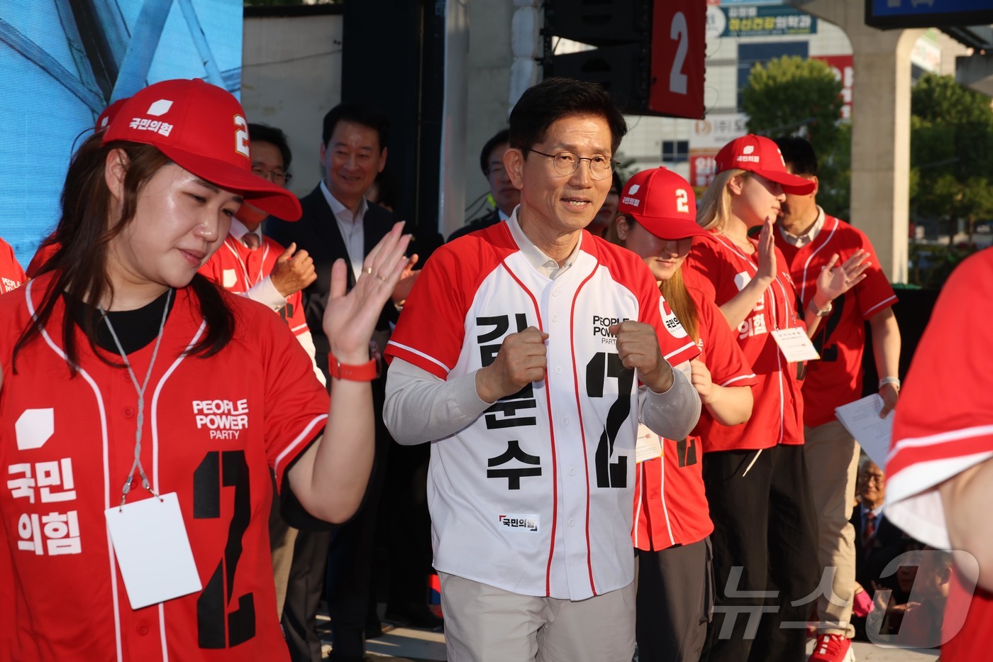 (대구=뉴스1) 김민지 기자 = 김문수 국민의힘 대통령 후보가 제21대 대통령 선거 공식 선거운동 첫 날인 12일 대구 중구 서문시장에서 지지를 호소하고 있다. (공동취재) 202 …