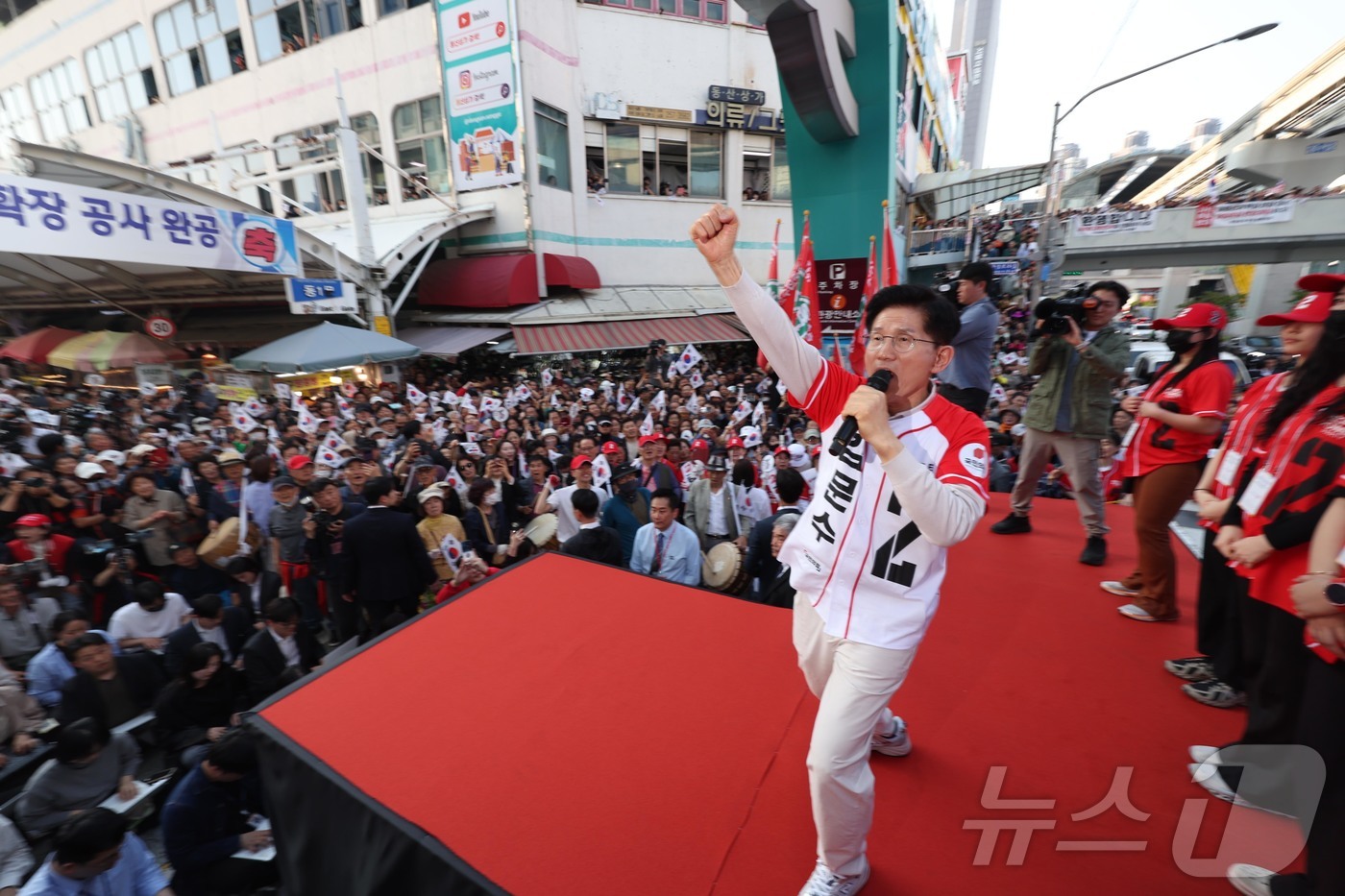 (대구=뉴스1) 김민지 기자 = 김문수 국민의힘 대통령 후보가 제21대 대통령 선거 공식 선거운동 첫 날인 12일 대구 중구 서문시장에서 지지를 호소하고 있다. (공동취재) 202 …