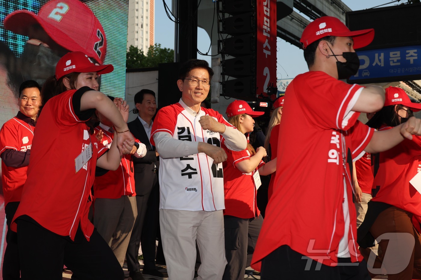 (대구=뉴스1) 김민지 기자 = 김문수 국민의힘 대통령 후보가 제21대 대통령 선거 공식 선거운동 첫 날인 12일 대구 중구 서문시장에서 지지를 호소하고 있다. (공동취재) 202 …