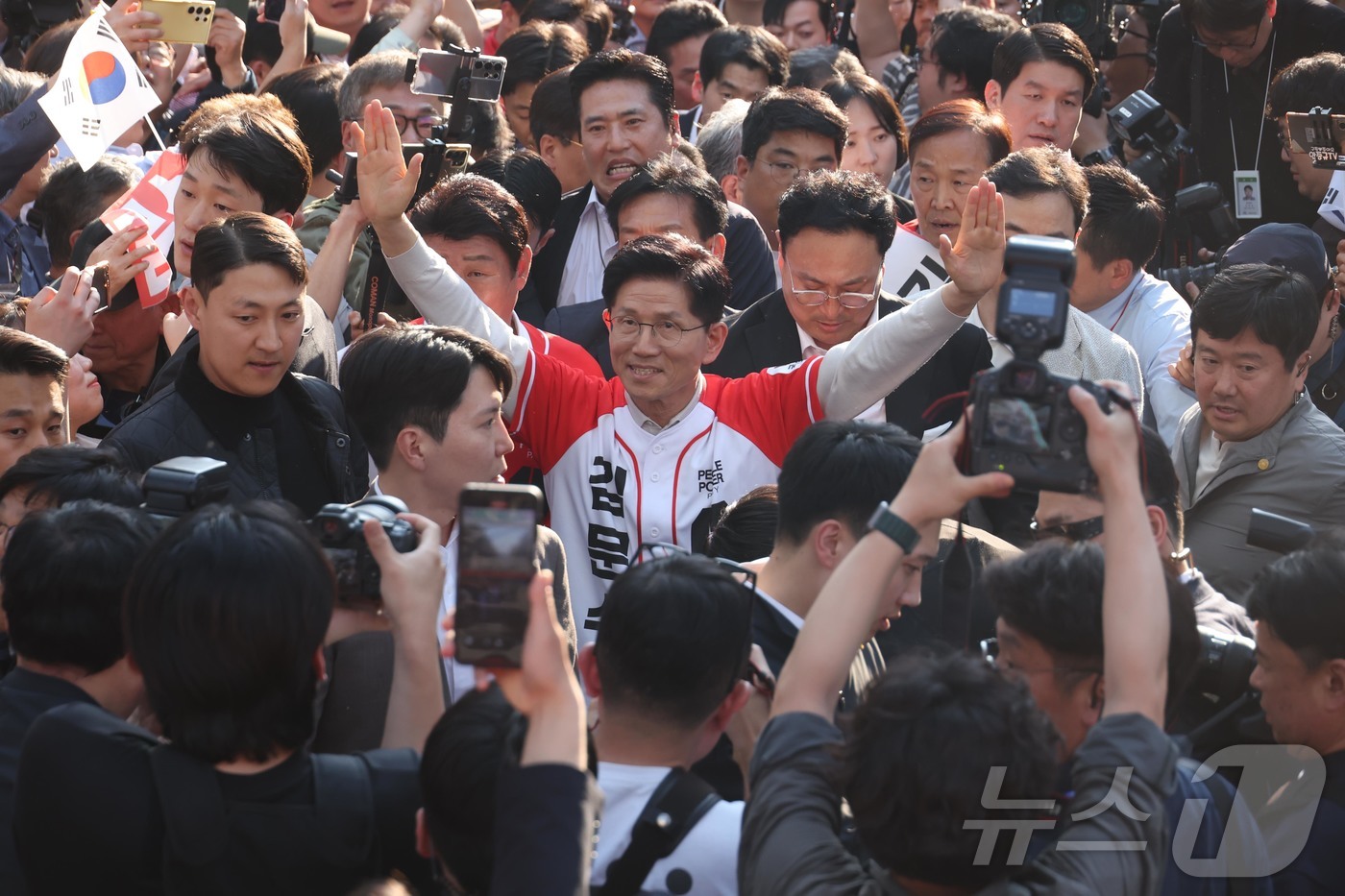 (대구=뉴스1) 김민지 기자 = 김문수 국민의힘 대통령 후보가 제21대 대통령 선거 공식 선거운동 첫 날인 12일 대구 중구 서문시장에서 지지를 호소하고 있다. (공동취재) 202 …