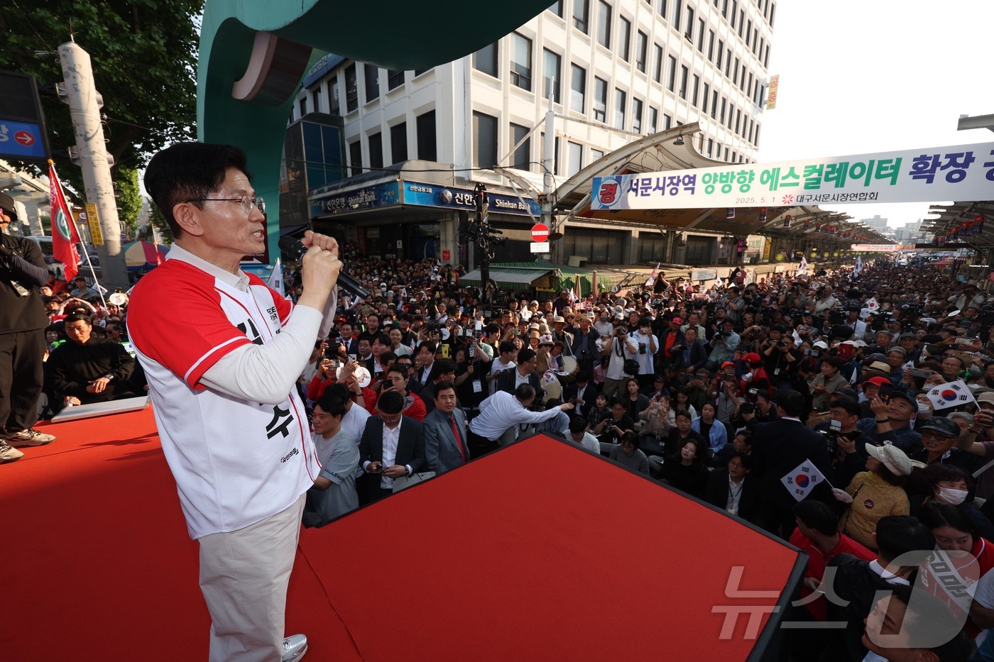 (대구=뉴스1) 김민지 기자 = 김문수 국민의힘 대통령 후보가 제21대 대통령 선거 공식 선거운동 첫 날인 12일 대구 중구 서문시장에서 지지를 호소하고 있다. (공동취재) 202 …