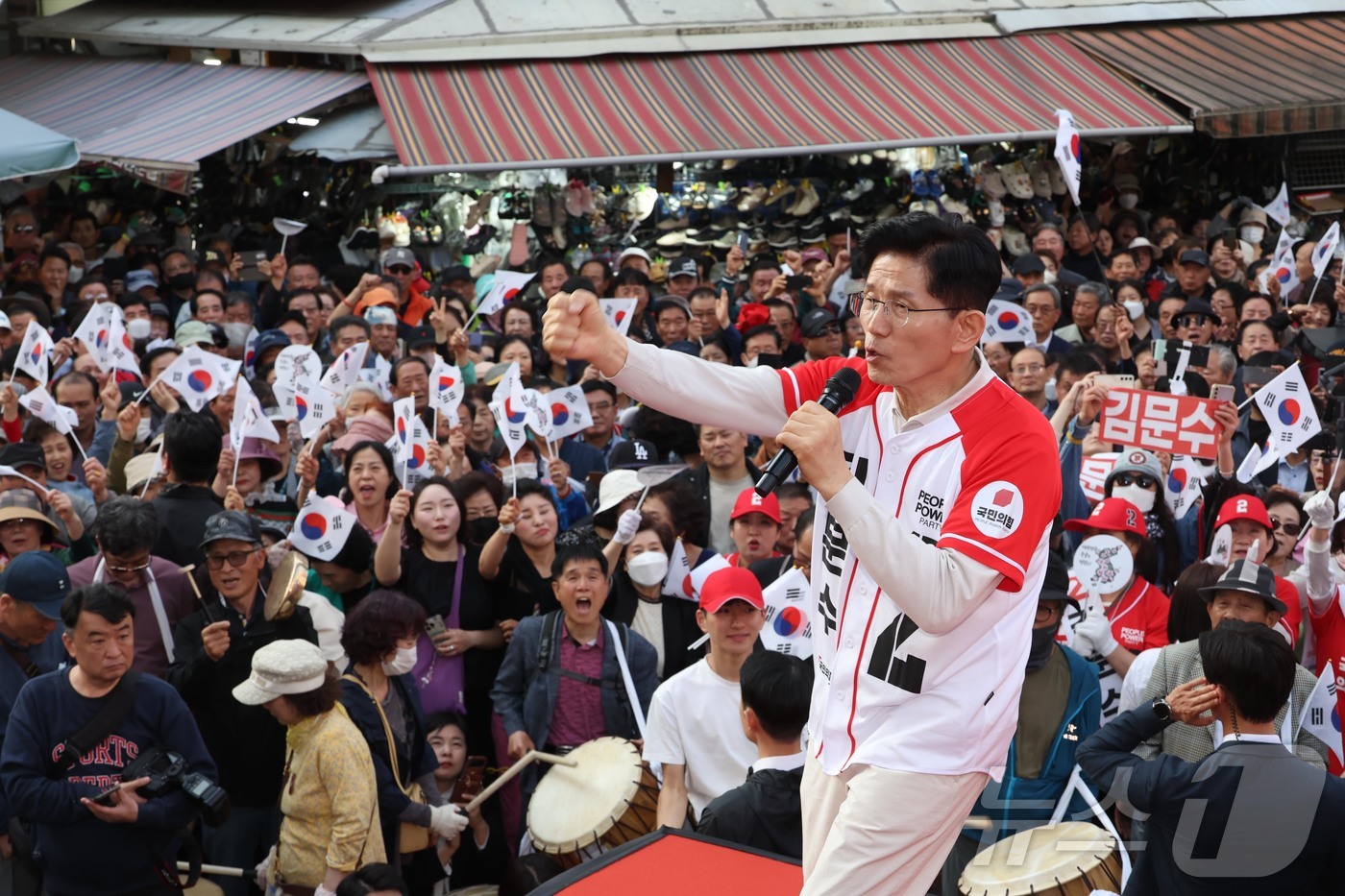 (대구=뉴스1) 김민지 기자 = 김문수 국민의힘 대통령 후보가 제21대 대통령 선거 공식 선거운동 첫 날인 12일 대구 중구 서문시장에서 지지를 호소하고 있다. (공동취재) 202 …