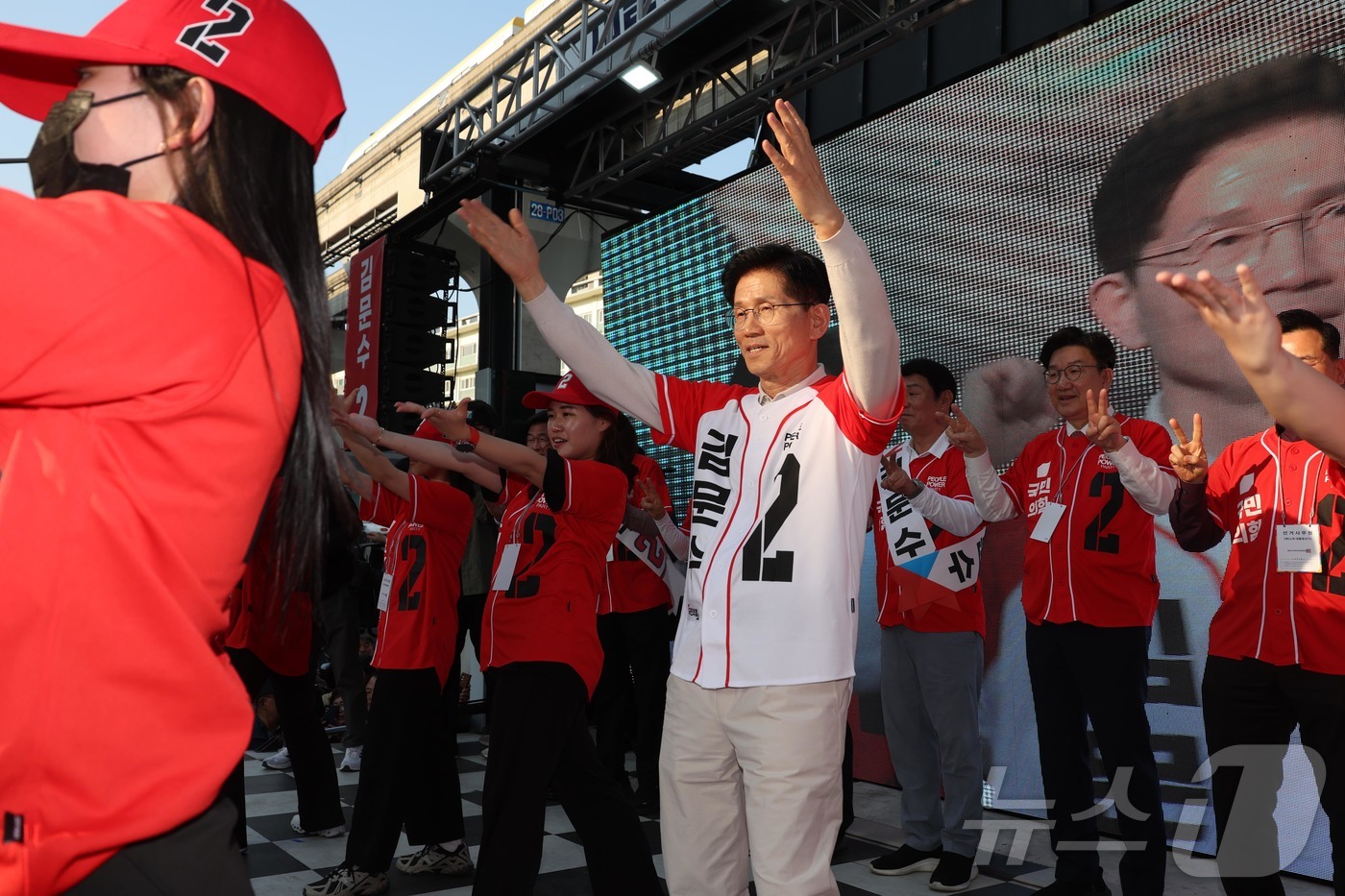 (대구=뉴스1) 김민지 기자 = 김문수 국민의힘 대통령 후보가 제21대 대통령 선거 공식 선거운동 첫 날인 12일 대구 중구 서문시장에서 지지를 호소하고 있다. (공동취재) 202 …