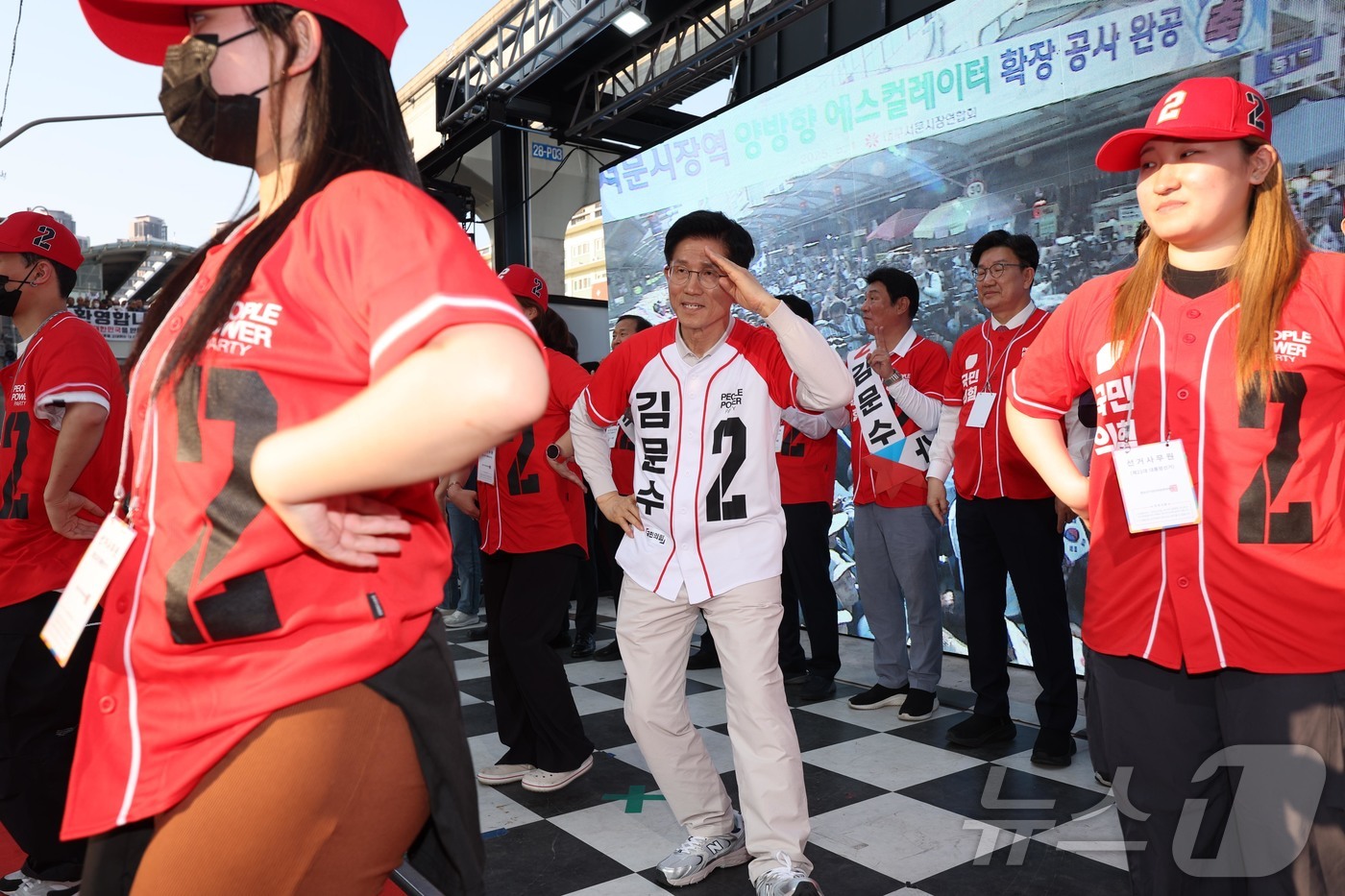 (대구=뉴스1) 김민지 기자 = 김문수 국민의힘 대통령 후보가 제21대 대통령 선거 공식 선거운동 첫 날인 12일 대구 중구 서문시장에서 지지를 호소하고 있다. (공동취재) 202 …