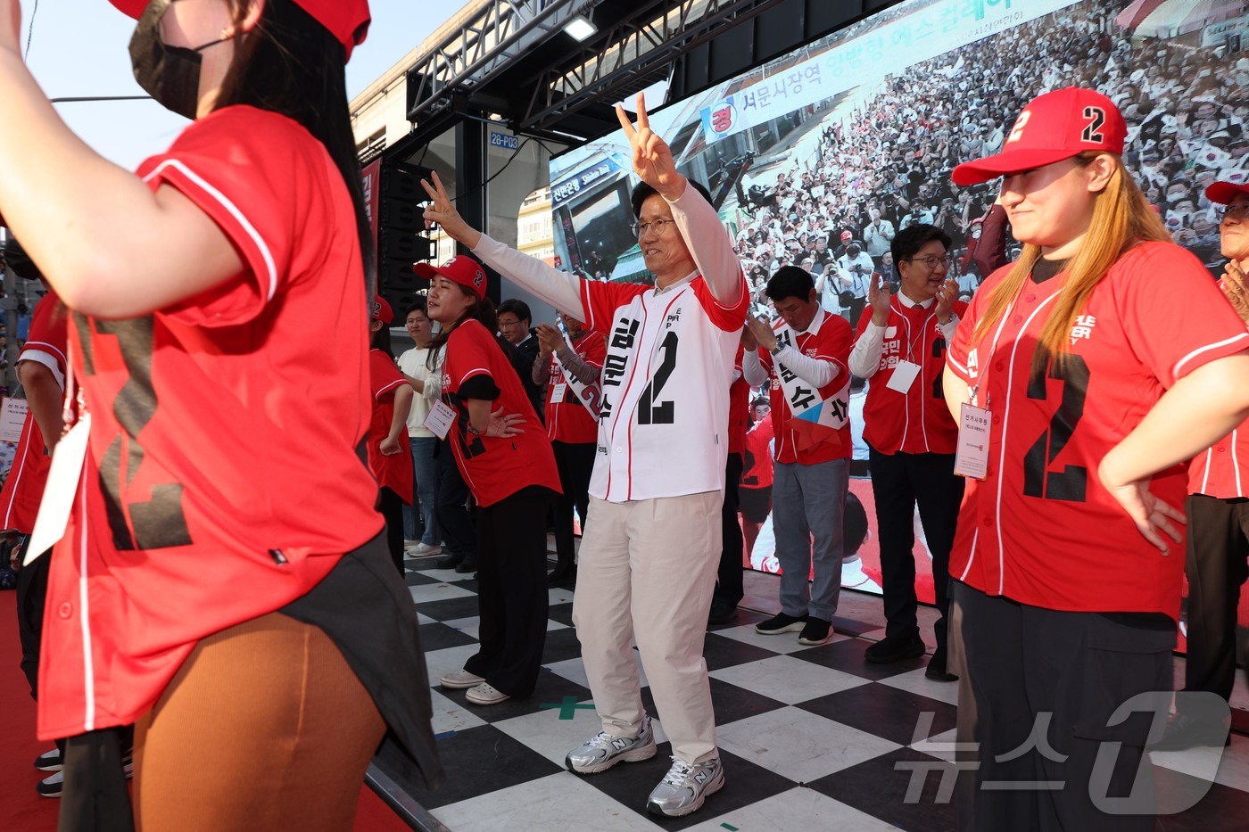 (대구=뉴스1) 김민지 기자 = 김문수 국민의힘 대통령 후보가 제21대 대통령 선거 공식 선거운동 첫 날인 12일 대구 중구 서문시장에서 지지를 호소하고 있다. (공동취재) 202 …