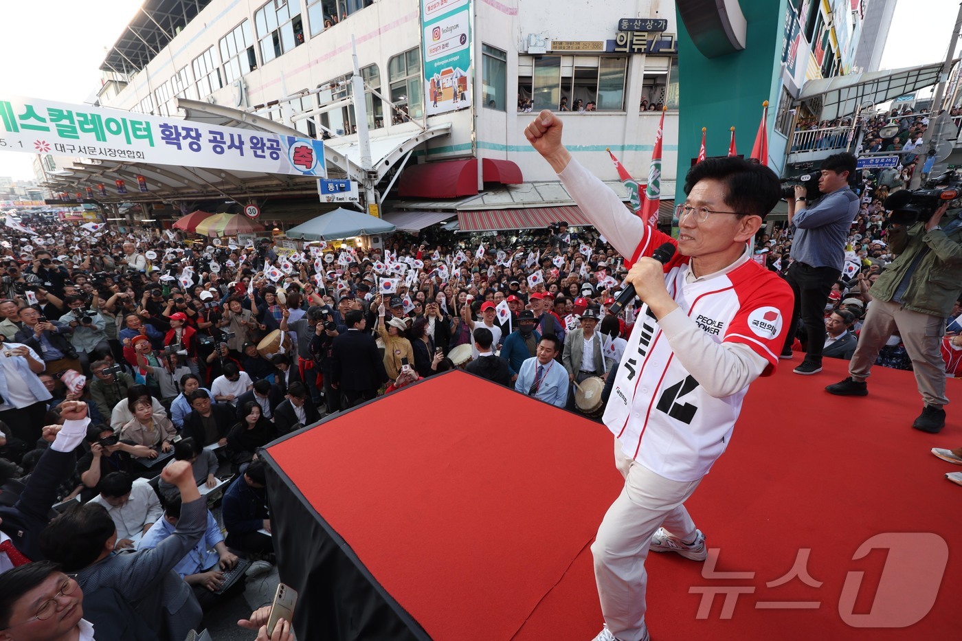 (대구=뉴스1) 김민지 기자 = 김문수 국민의힘 대통령 후보가 제21대 대통령 선거 공식 선거운동 첫 날인 12일 대구 중구 서문시장에서 지지를 호소하고 있다. (공동취재) 202 …