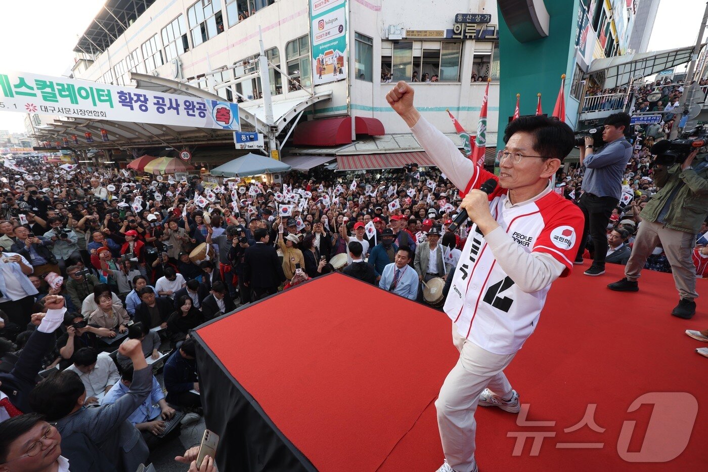본문 이미지 - 김문수 국민의힘 대통령 후보가 제21대 대통령 선거 공식 선거운동 첫 날인 12일 대구 중구 서문시장에서 지지를 호소하고 있다. &#40;공동취재&#41; 2025.5.12/뉴스1 ⓒ News1 김민지 기자