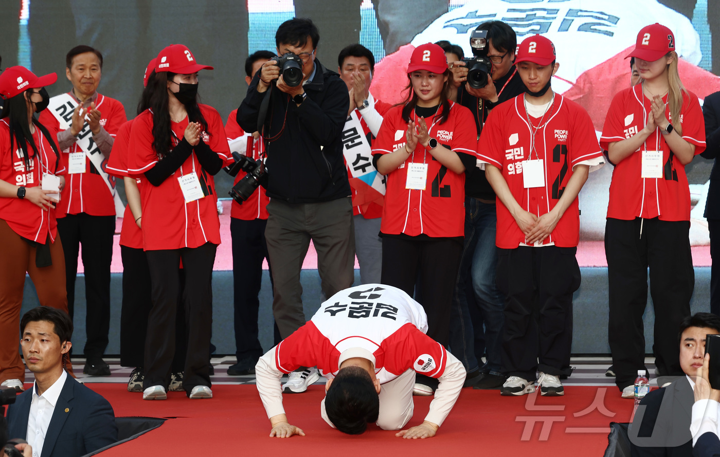 (대구=뉴스1) 김민지 기자 = 제21대 대통령 선거 공식 선거운동 첫날인 12일 김문수 국민의힘 대통령 후보가 대구 중구 서문시장에서 유세 중 지지자들을 향해 큰 절을 하고 있다 …
