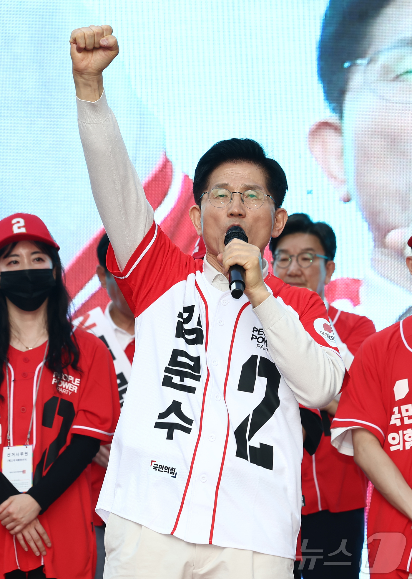 (대구=뉴스1) 김민지 기자 = 제21대 대통령 선거 공식 선거운동 첫날인 12일 김문수 국민의힘 대통령 후보가 대구 중구 서문시장에서 유세를 하고 있다. 2025.5.12/뉴스1 …