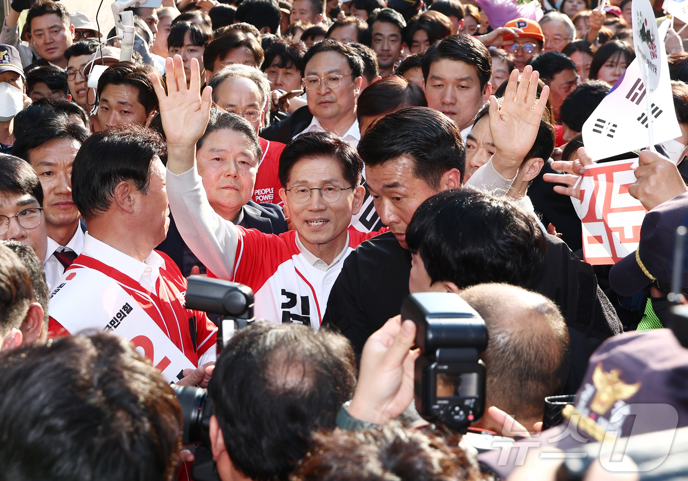 (대구=뉴스1) 김민지 기자 = 제21대 대통령 선거 공식 선거운동 첫날인 12일 김문수 국민의힘 대통령 후보가 대구 중구 서문시장에서 유세를 하기 위해 입장하고 있다. 2025. …