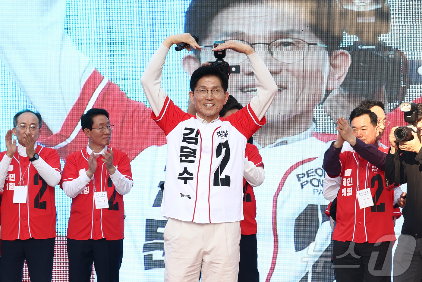 (대구=뉴스1) 김민지 기자 = 제21대 대통령 선거 공식 선거운동 첫날인 12일 김문수 국민의힘 대통령 후보가 대구 중구 서문시장에서 유세를 하고 있다. 2025.5.12/뉴스1 …