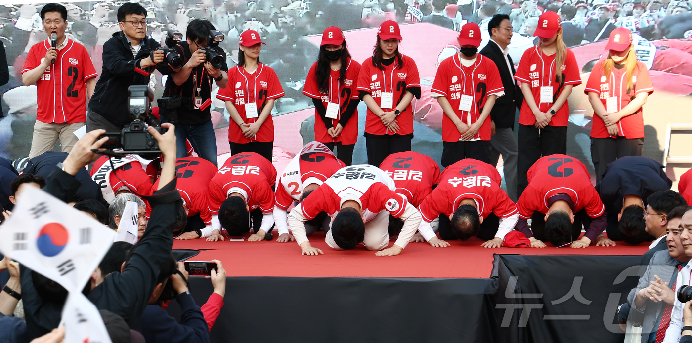 (대구=뉴스1) 김민지 기자 = 제21대 대통령 선거 공식 선거운동 첫날인 12일 김문수 국민의힘 대통령 후보가 대구 중구 서문시장에서 유세 중 지지자들을 향해 큰 절을 하고 있다 …