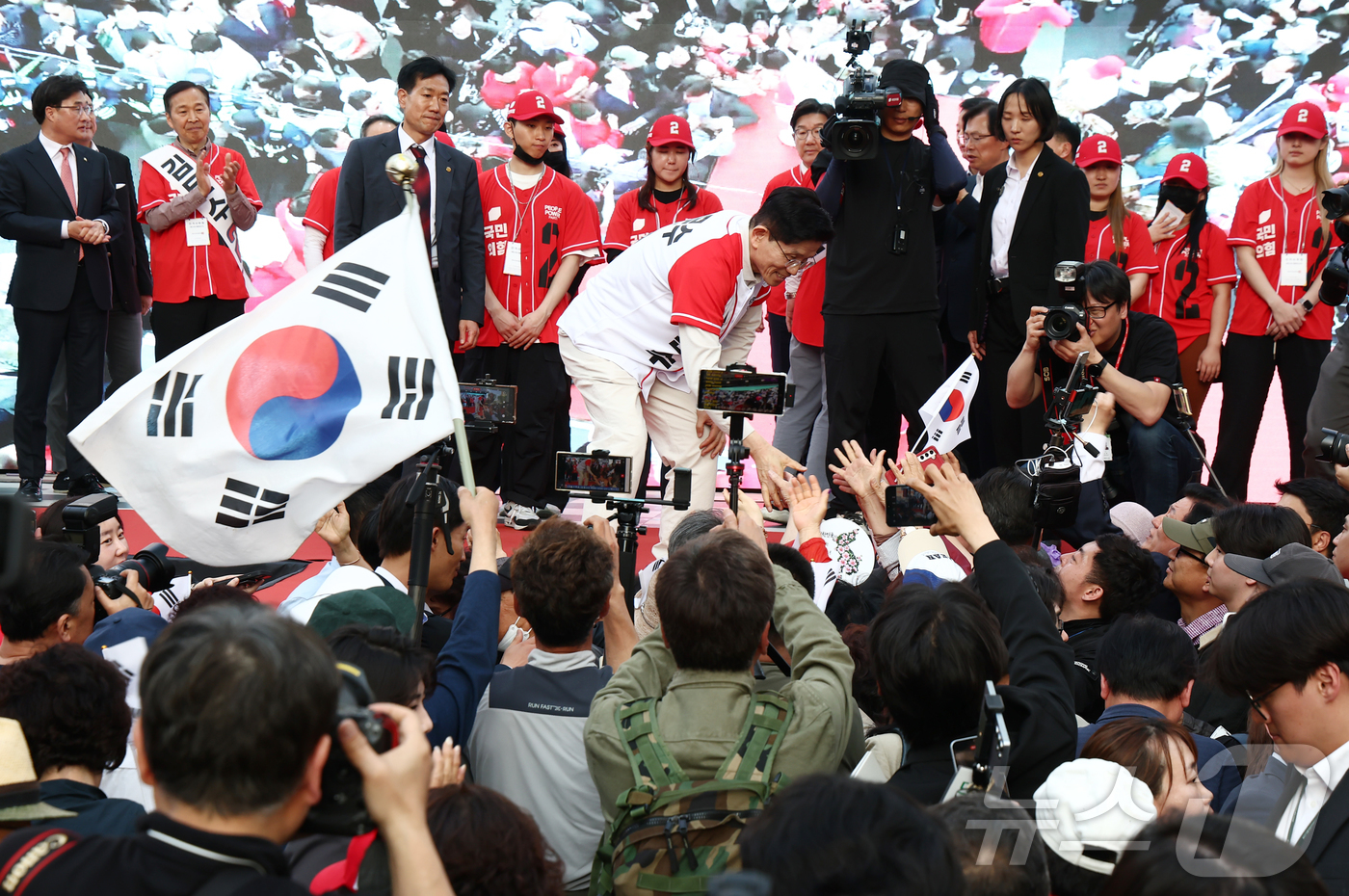 (대구=뉴스1) 김민지 기자 = 제21대 대통령 선거 공식 선거운동 첫날인 12일 김문수 국민의힘 대통령 후보가 대구 중구 서문시장에서 유세를 마치고 지지자들과 인사하고 있다. 2 …